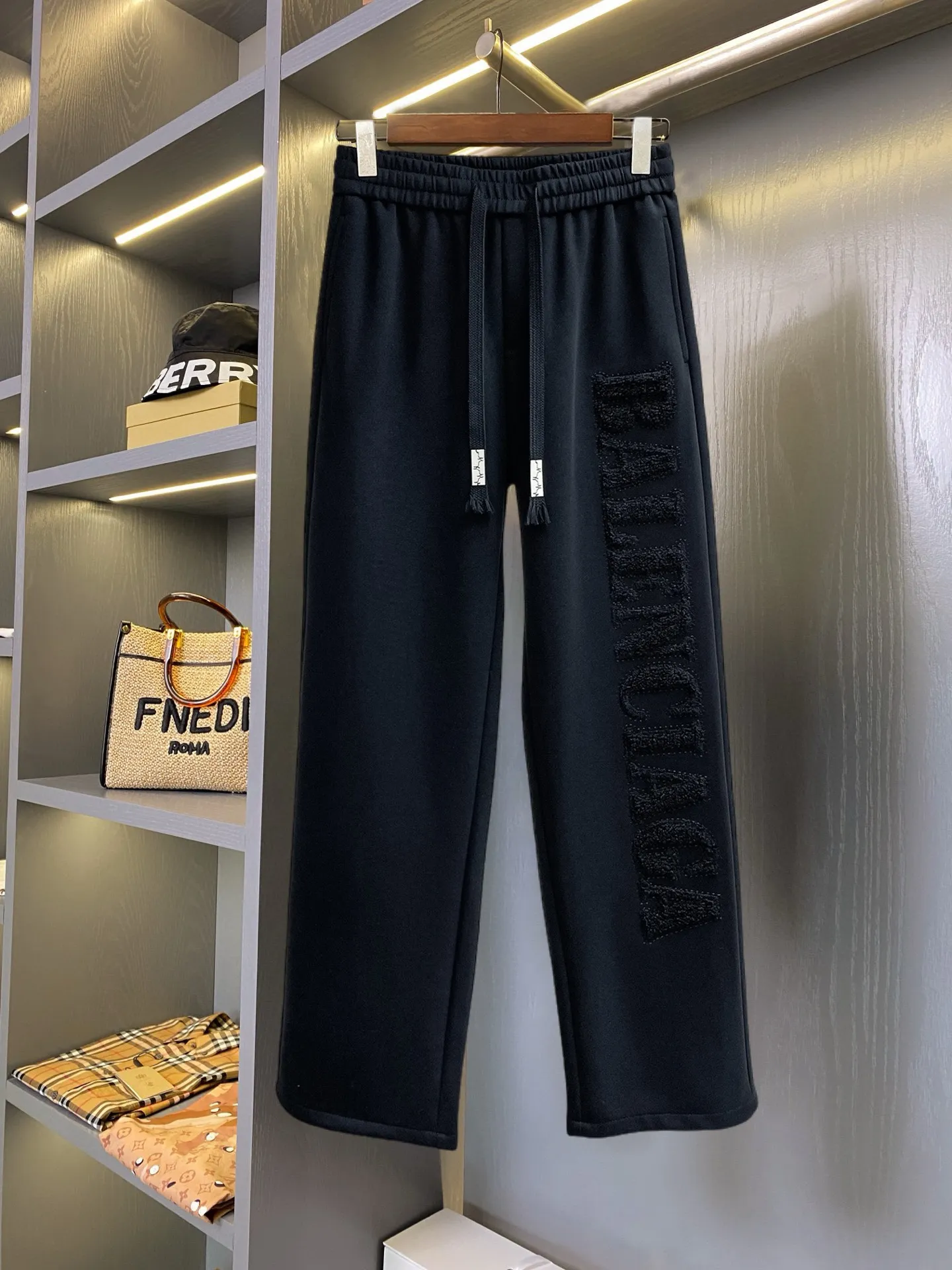 Balenciaga [High Version] 2026 Autumn and Winter latest products, available at counters at the same time, Original product, fashionable casual trousers and casual trousers, using imported original fabrics, top-grade embroidery 🪡 craft letter pattern logo, original hardware accessories decoration, simple yet fashionable, fashionable and handsome upper body, Sizes: M-3XL
